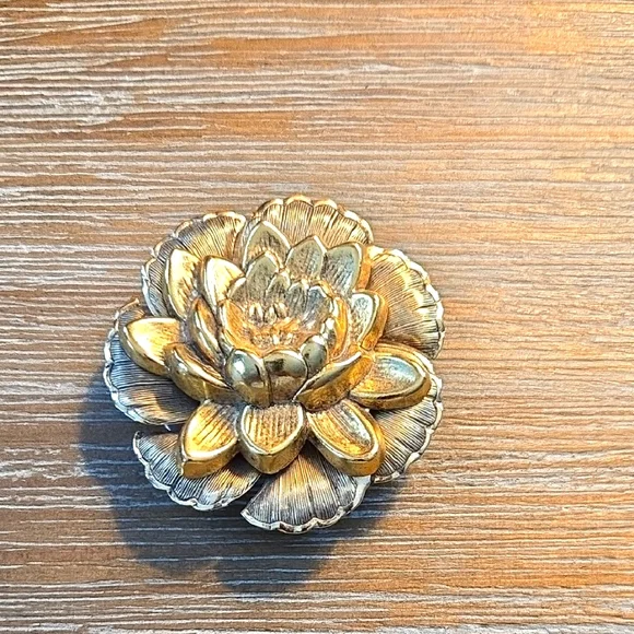 Goldtone Flower Brooch - Picture 1 of 5